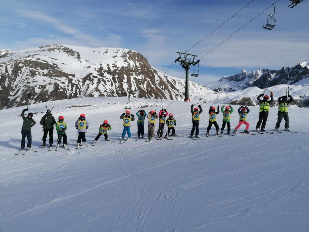 Imagen: Alumnos en cursillo de esquí