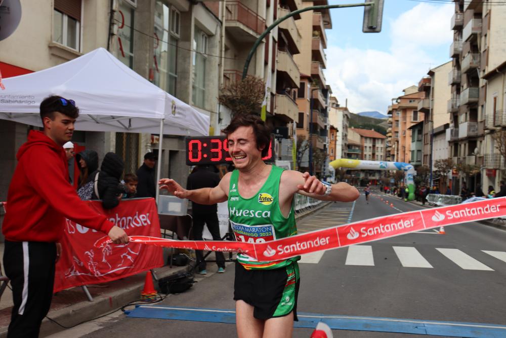 Imagen Omari y Martínez ganan el Medio Maratón de Sabiñánigo