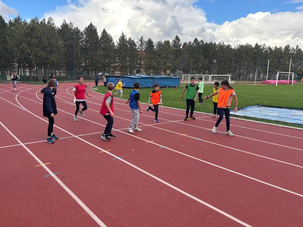 Imagen Más de un centenar de alumnos participan en el Encuentro Comarcal de Atletismo