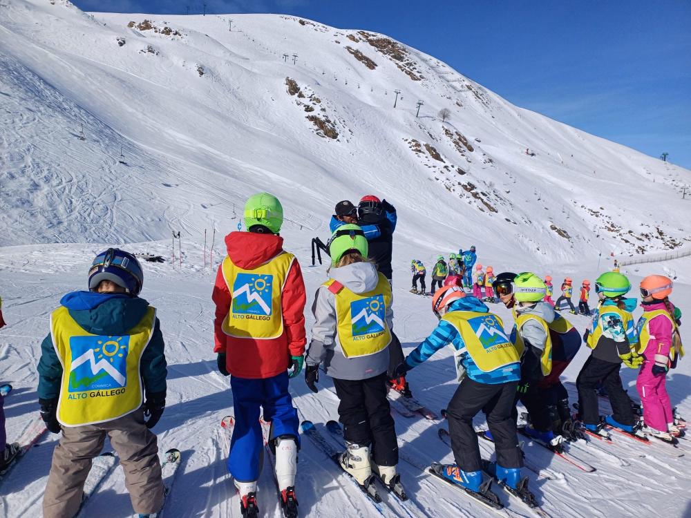 Imagen ALTA PARTICIPACIÓN EN LA CAMPAÑA DE ESQUÍ ESCOLAR DE LA COMARCA ALTO GÁLLEGO