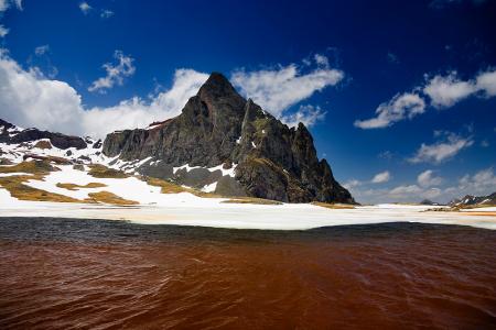 Imagen Publicada la Orden MAT/221/2026 sobre acampada y baño en los Ibones del...